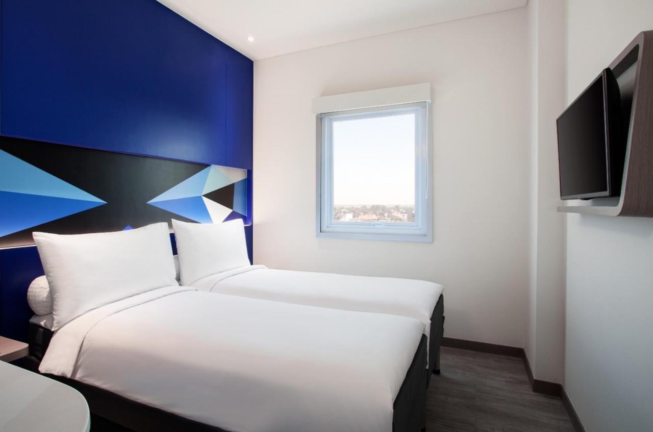 Md 7 Hotel Чиребон Экстерьер фото