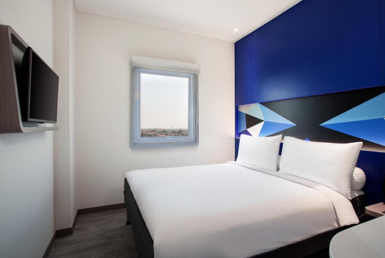 Md 7 Hotel Чиребон Экстерьер фото