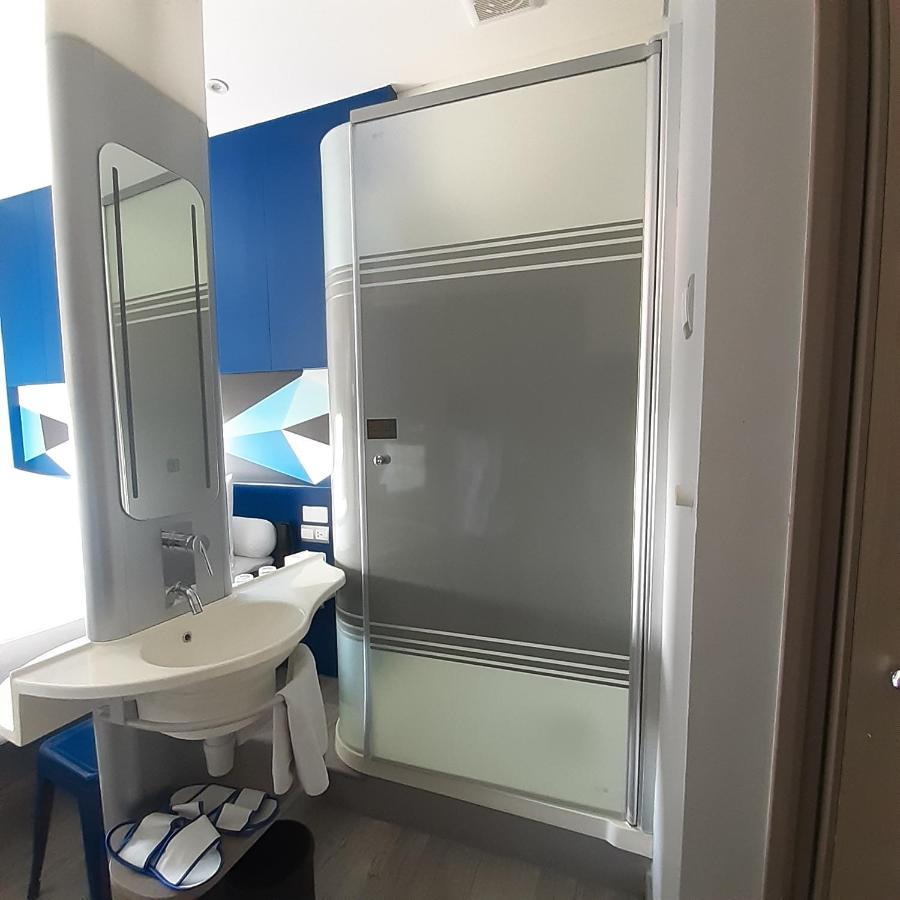 Md 7 Hotel Чиребон Экстерьер фото