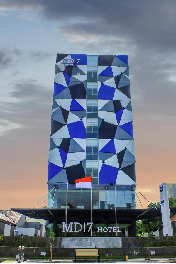 Md 7 Hotel Чиребон Экстерьер фото
