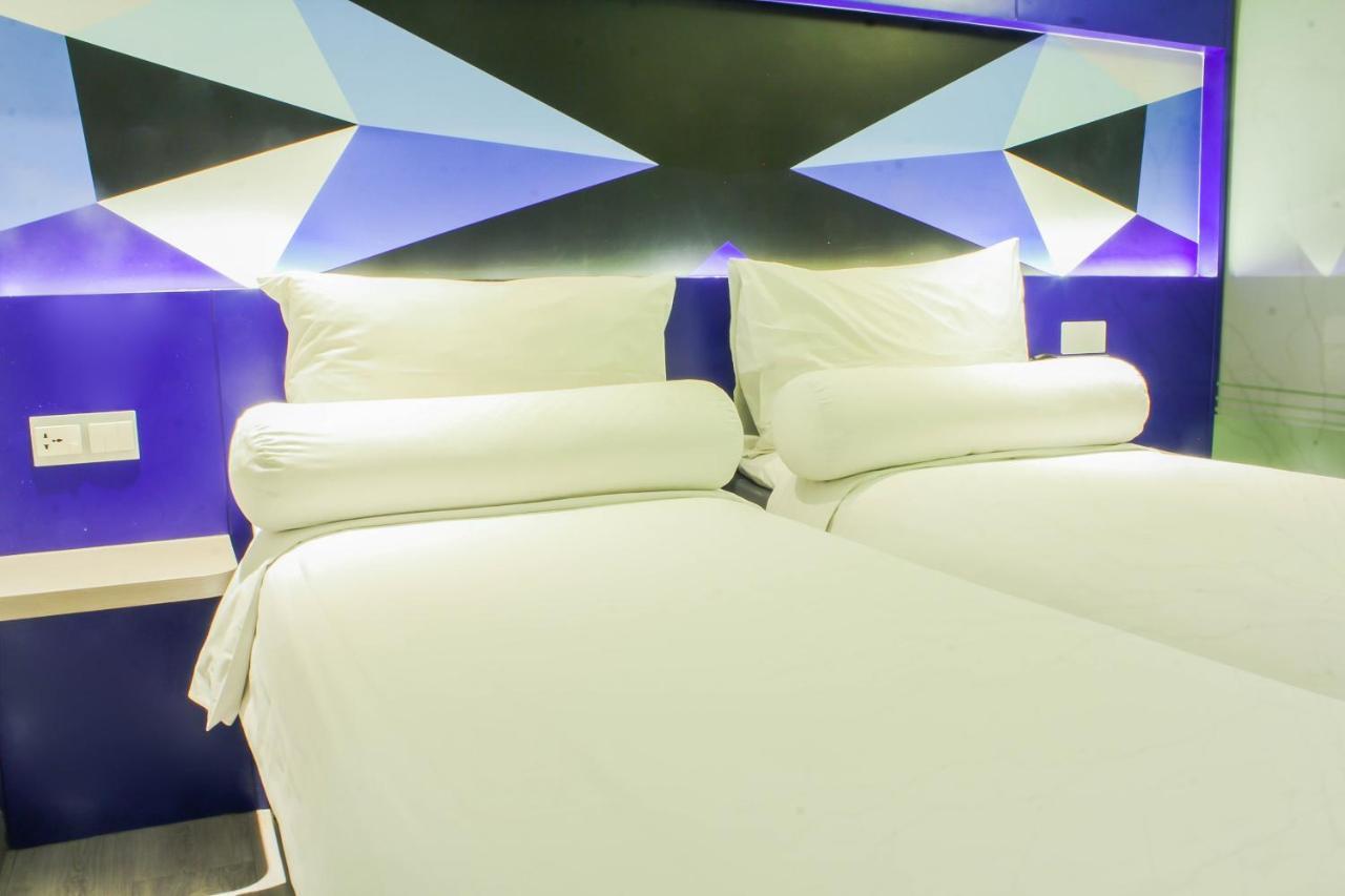 Md 7 Hotel Чиребон Экстерьер фото