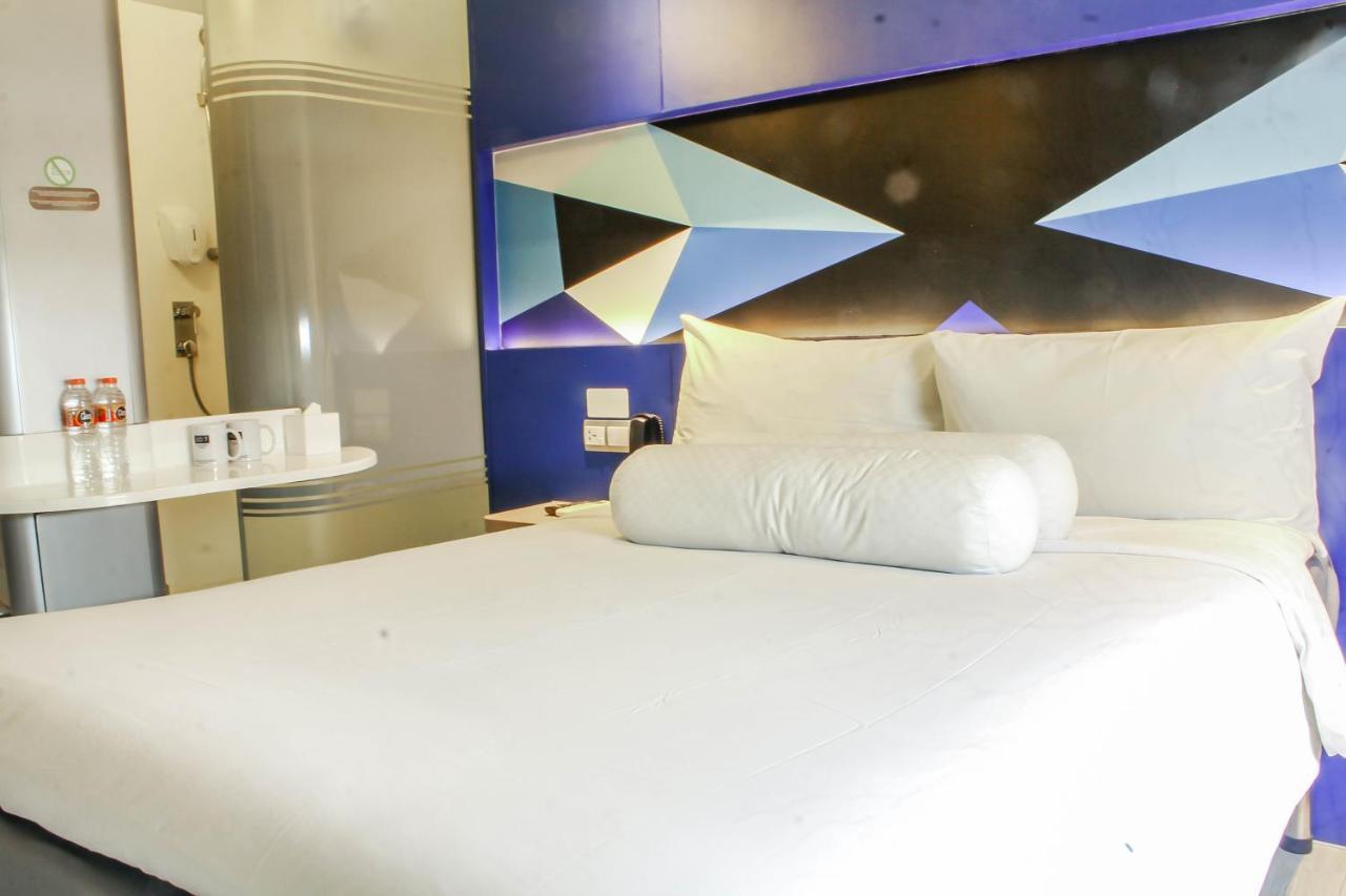 Md 7 Hotel Чиребон Экстерьер фото